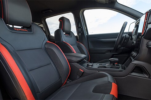 Asientos con Detalles y Bordados de Diseño Deportivo en Pickup 4x4 Ford Ranger Raptor 2025